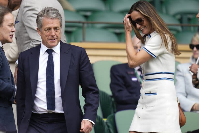 Otro que estuvo entre los asistentes fue Hugh Grant, que optó por un formal traje para disfrutar del partido que enfrentó al español Carlos Alcaraz con el ruso Daniil Medvedev