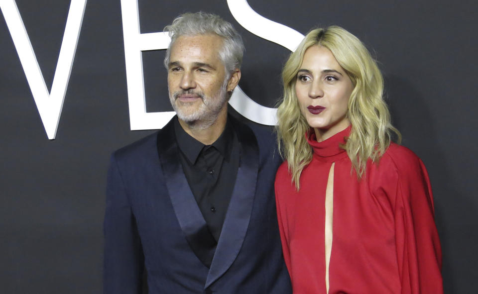 Los actores Juan Pablo Medina, izquierda, y Cassandra Ciangherotti posan en la alfombra roja de la serie de Netflix "Las viudas de los jueves" en la Ciudad de México el martes 5 de septiembre de 2023. (Foto AP/Berenice Bautista)