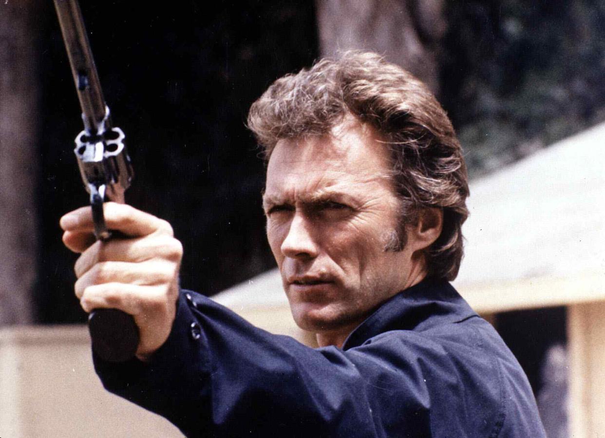 Gracias a 'Harry el sucio', Clint Eastwood hizo historia en la relación publicitaria entre Hollywood y la venta de armas (Foto: FilmPublicityArchive/United Archives via Getty Images)