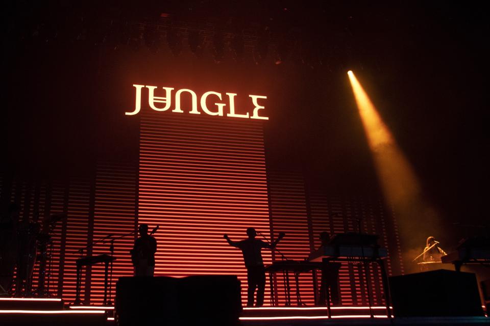 La banda britácnia Jungle durante su concierto en el festival Corona Capital en la Ciudad de México, el sábado 19 de noviembre de 2023. (Foto AP/Alejandro Godínez)
