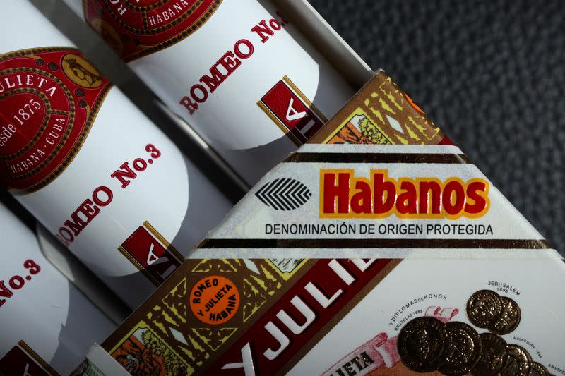 FOTO DE ARCHIVO-El sello de una caja de cigarros Romeo y Julieta proclama su estatus de verdaderos "Habanos", cigarros cubanos.