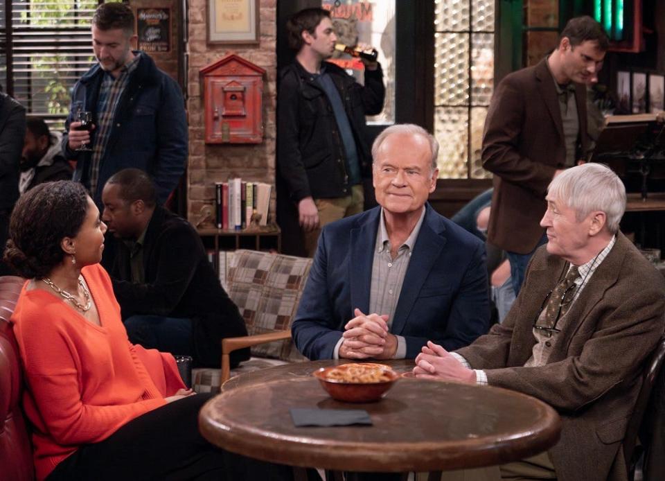 (L-R) Harvard colleagues enjoy a drink at Mahoney's Taproom on "Frasier." Toks Olagundoye as Olivia, Kelsey Grammer as Frasier Crane and Nicholas Lyndhurst as Alan.