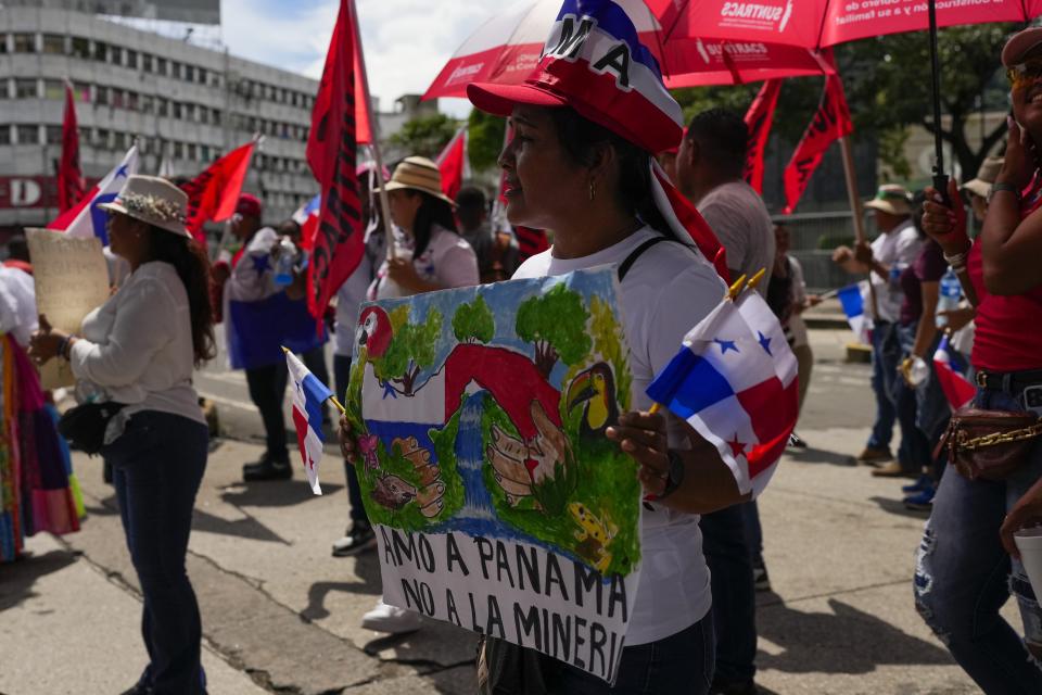 Una mujer con un cartel de rechazo a la minería durante una protesta contra un contrato minero entre el Estado panameño y la compañía minera canadiense First Quantum, en Ciudad de Panamá, el viernes 3 de noviembre de 2023. (AP Foto/Arnulfo Franco)