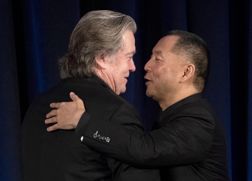 Former White House strategist Steve Bannon greets fugitive Chinese billionaire Guo Wengui before introducing him at a news conference on Nov. 20, 2018. (Photo: DON EMMERT/AFP via Getty Images)