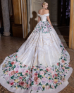 <p>Kitty Spencer a ensuite porté une robe décolletée sur les épaules en soie et organza, peinte à la main et ornée de fleurs et de cristaux. © Instagram Dolce & Gabbana</p> 