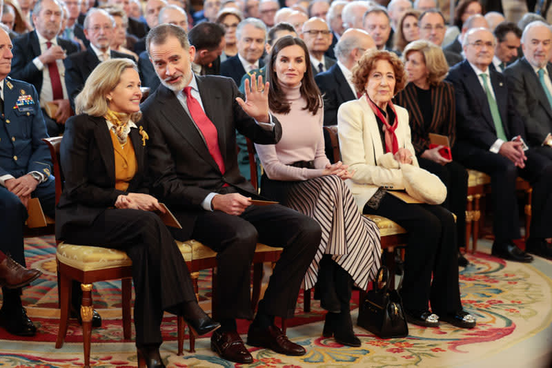 Los Reyes con Carmen Iglesias y Nadia Calviño