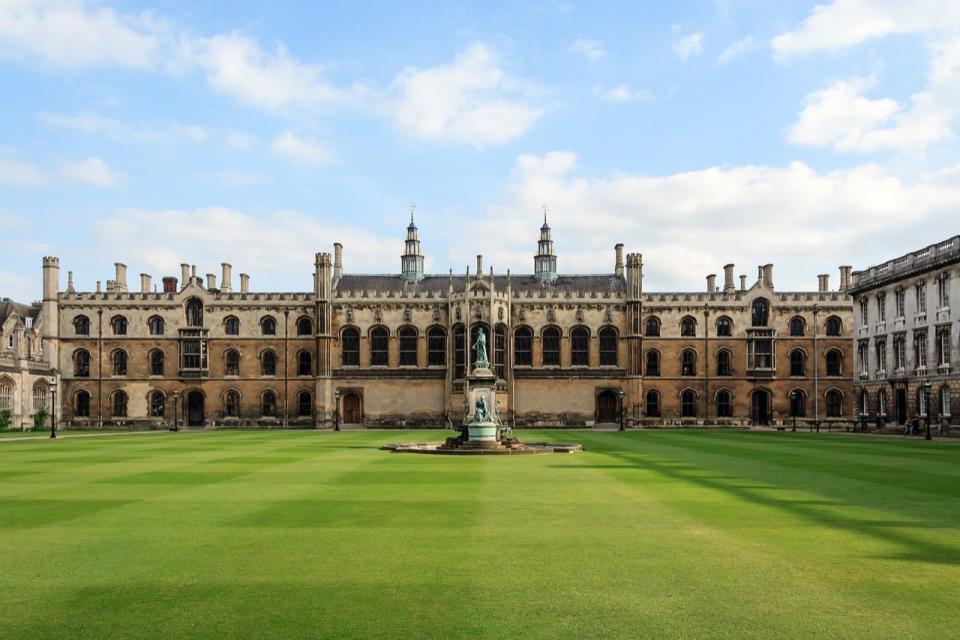 <p>L’université de Cambridge perd une place. </p>