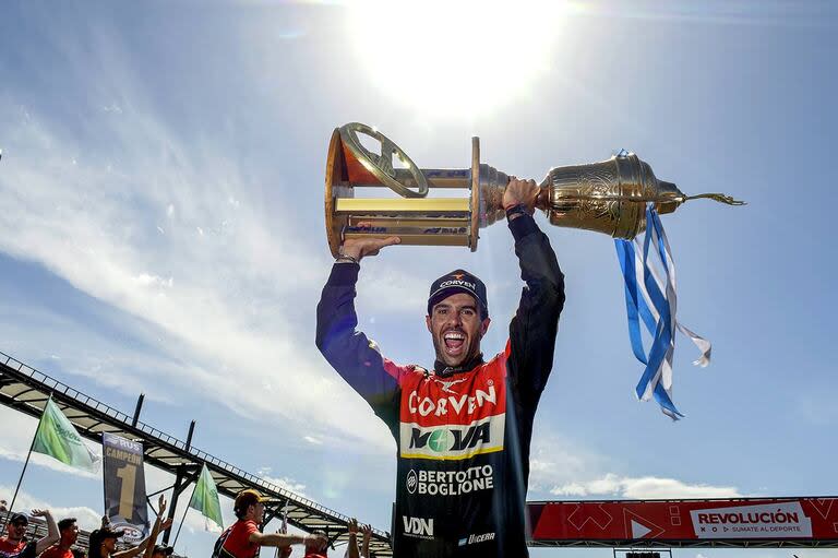 Manu Urcera es piloto de carreras y salió campeón de TC en 2022