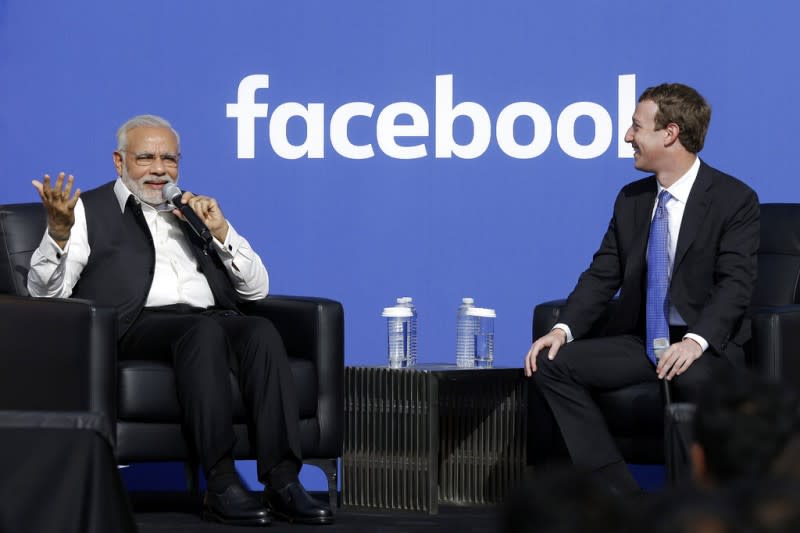 2015 年 9 月，印度總莫迪在臉書位於美國加州的門洛園區，與臉書執行長祖克柏交談。（AP）