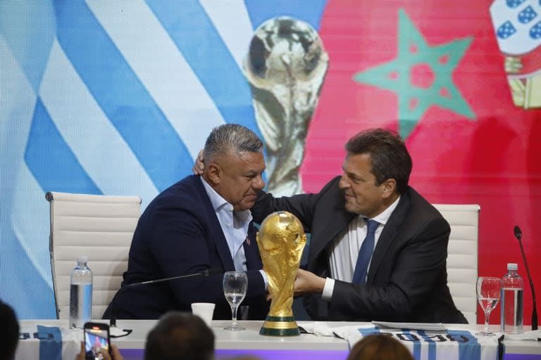 Claudio Tapia y Sergio Massa, el día del anuncio de que Argentina será sede de un partido del Mundial 2030