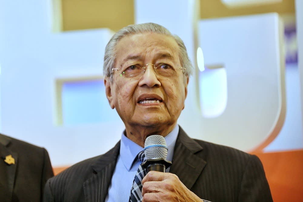 Tun Dr Mahathir Mohamad lauded Putrajaya for letting Ministry of Health professionals run the campaign against the Covid-19 pandemic. — Picture by Ahmad Zamzahuri