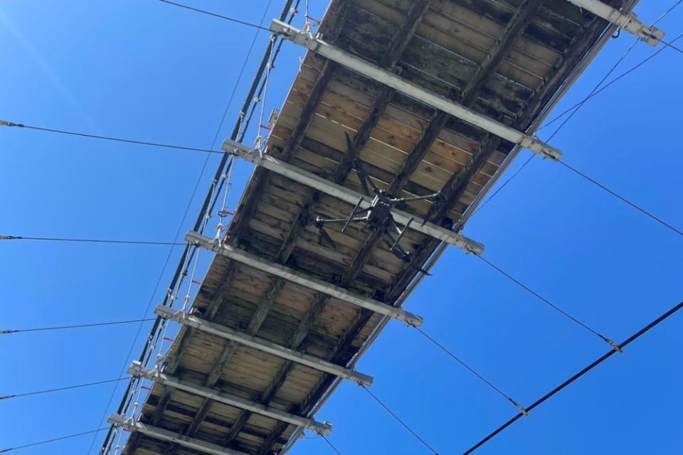《圖說》使用UAV進行碧潭吊橋底部檢查。〈觀旅局提供〉