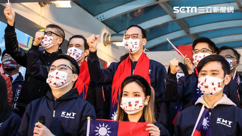  國民黨今日一早，於中央黨部前舉行元旦升旗活動。（圖／國民黨提供）