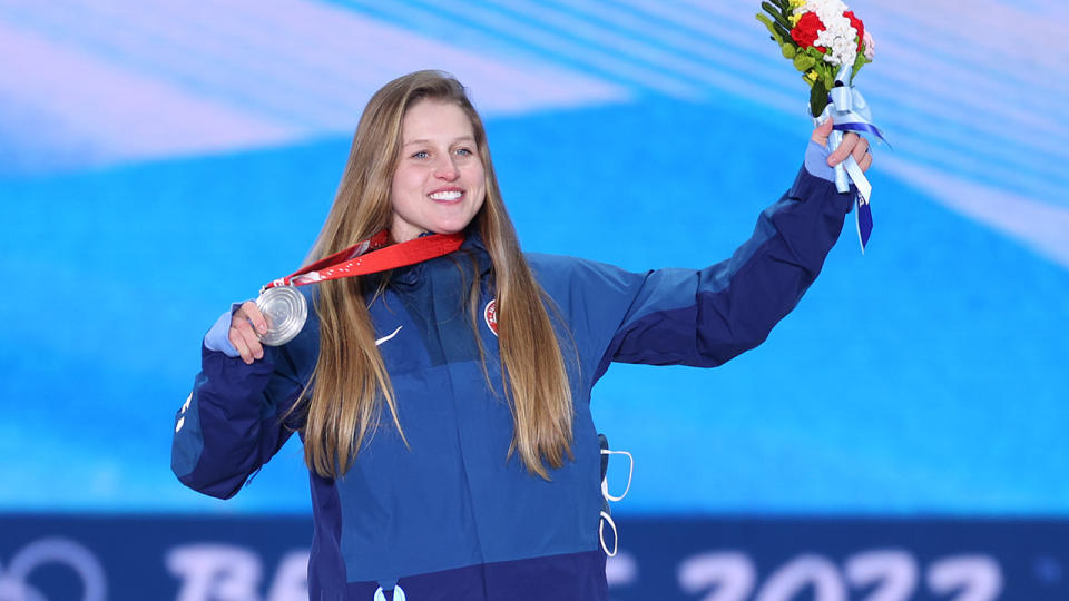 Julia Marino ganó la plata para los Estados Unidos en estilo de pendiente en los Juegos Olímpicos de Invierno, saliendo del aire en una controversia sobre un logotipo en la parte inferior de su tabla.  (Foto de Sarah Stearns/Getty Images)