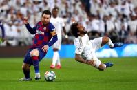 Lionel Messi del Barcelona y Marcelo del Real Madrid durante el clásico en el estadio Santiago Bernabeú de Madrid.