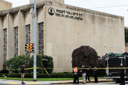 Police officers guard the Tree of Life synagogue following shooting at the synagogue in Pittsburgh, Pennsylvania, U.S., October 27, 2018. REUTERS/John Altdorfer 