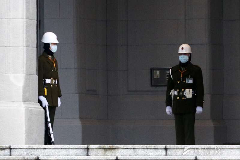 20210108-總統府衛哨憲兵在低溫下值勤。（蘇仲泓攝）