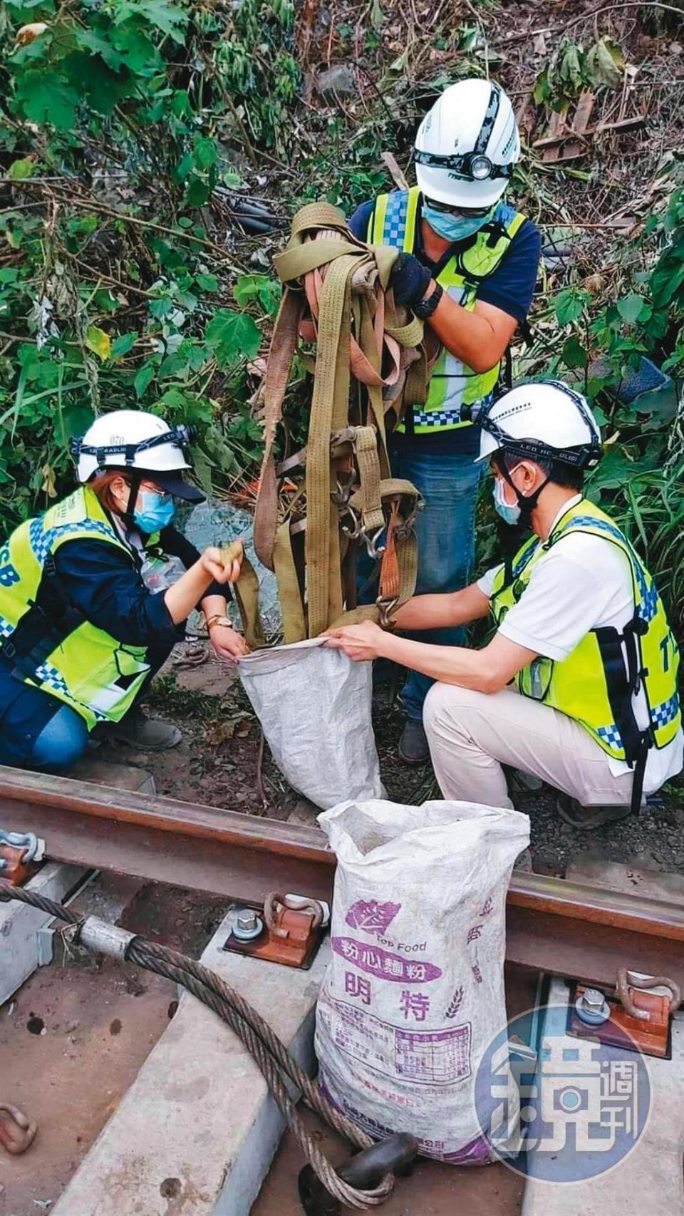 檢警在鐵軌旁查扣多條吊帶，其中1條已斷裂，均交由專家鑑定拉力。（民眾提供）