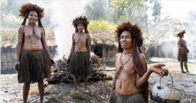 女人喪親斷指、每日烤木乃伊！攝影師親訪神秘「食人族部落」