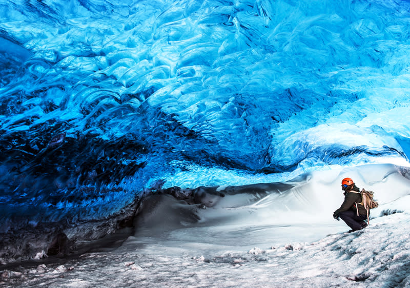 ▲到訪冰島不能錯過藍冰洞健行，彷彿來到了奇幻世界。（圖/鳳凰旅遊）