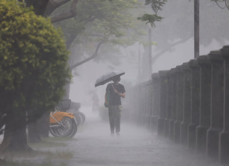 中央氣象局2日發布颱風卡努風雨預報，未來24小時平地雨量以新北市、基隆市100至190毫米最多，次為台北市80至150毫米。民眾外出要防風雨。（中央社資料照）