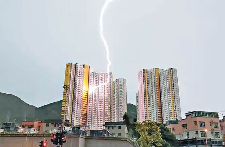 雷電劈中大廈，極為罕見。