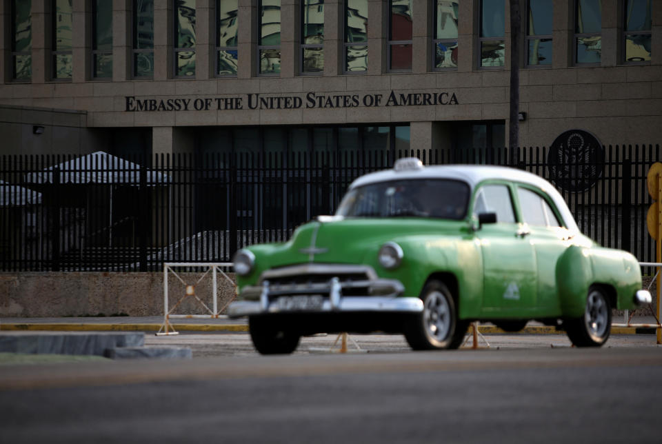 <p>Incluso muchos de los taxis de La Habana son también coches antiguos estadounidenses. Los cubanos los llaman almendrones. (Foto: Fernando Medina / Reuters).</p> 