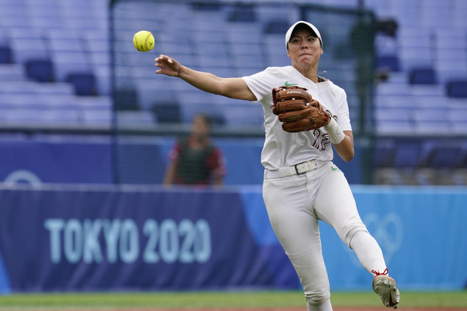 La mexicana Anissa Urtez lanza a primera base durante un partido con Canadá por el bronce en el torneo olìmpico de sóftbol de Tokio 2020, el 27 de julio de 2021, en Yokohama, Japón. (AP Foto/Sue Ogrocki)