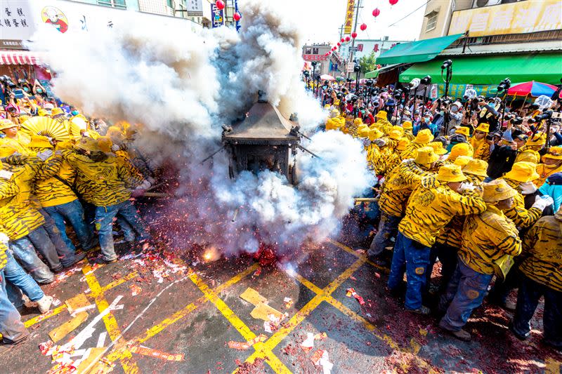 北港迓媽祖著名的虎爺吃炮。（圖／小瑋風城 攝影）