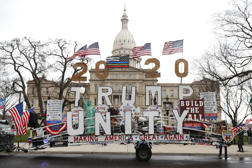 Un trailer con propaganda a favor de Donald Trump se unió en Michigan a las protestas en contra del cierre de actividades establecido para frenar la epidemia de coronavirus. (AP Photo/Paul Sancya)