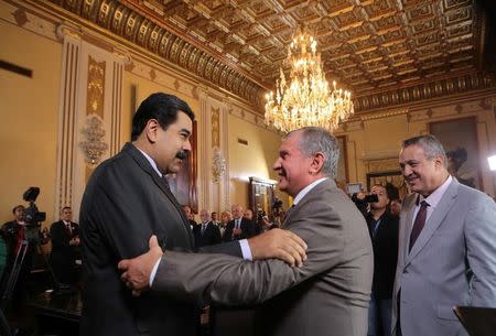 El presidente de Venezuela, Nicolás Maduro (izquierda), saluda el jefe de la petrolera rusa Rosneft, Igor Sechin, bajo la mirada del presidente de PDVSA, Eulogio del Pino, en Caracas. 28 de julio de 2016. Palacio de Miraflores/vía REUTERS. ATENCIÓN EDITORES - SOLO PARA USO EDITORIAL. ESTA IMAGEN HA SIDO ENTREGADA POR UN TERCERO.