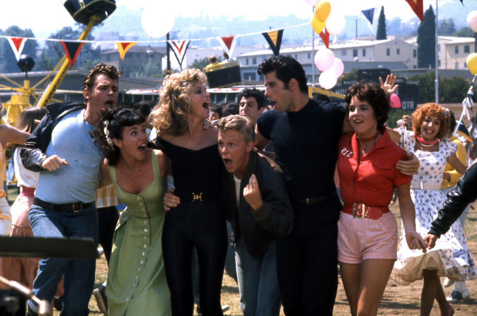 Olivia Newton-John e John Travolta insieme al cast nella scena finale di “Grease” (1978)