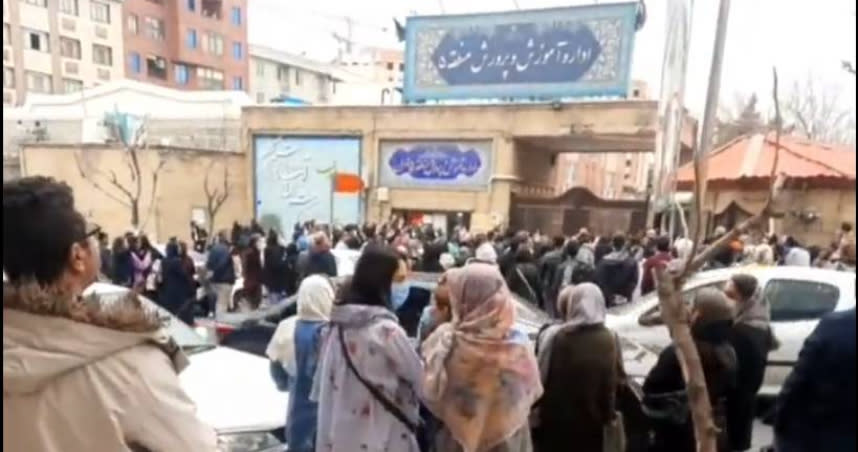 伊朗家長包圍多個城市的教育局抗議。（圖／翻攝自推特）