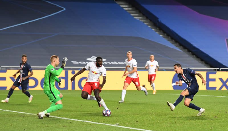 El atacante argentino Ángel Di Maria del Paris St Germain anota el segundo gol de su equipo frente al RB Leipzig por las semifinales de la Liga de Campeones de Europa en el Estadio da Luz de Lisboa