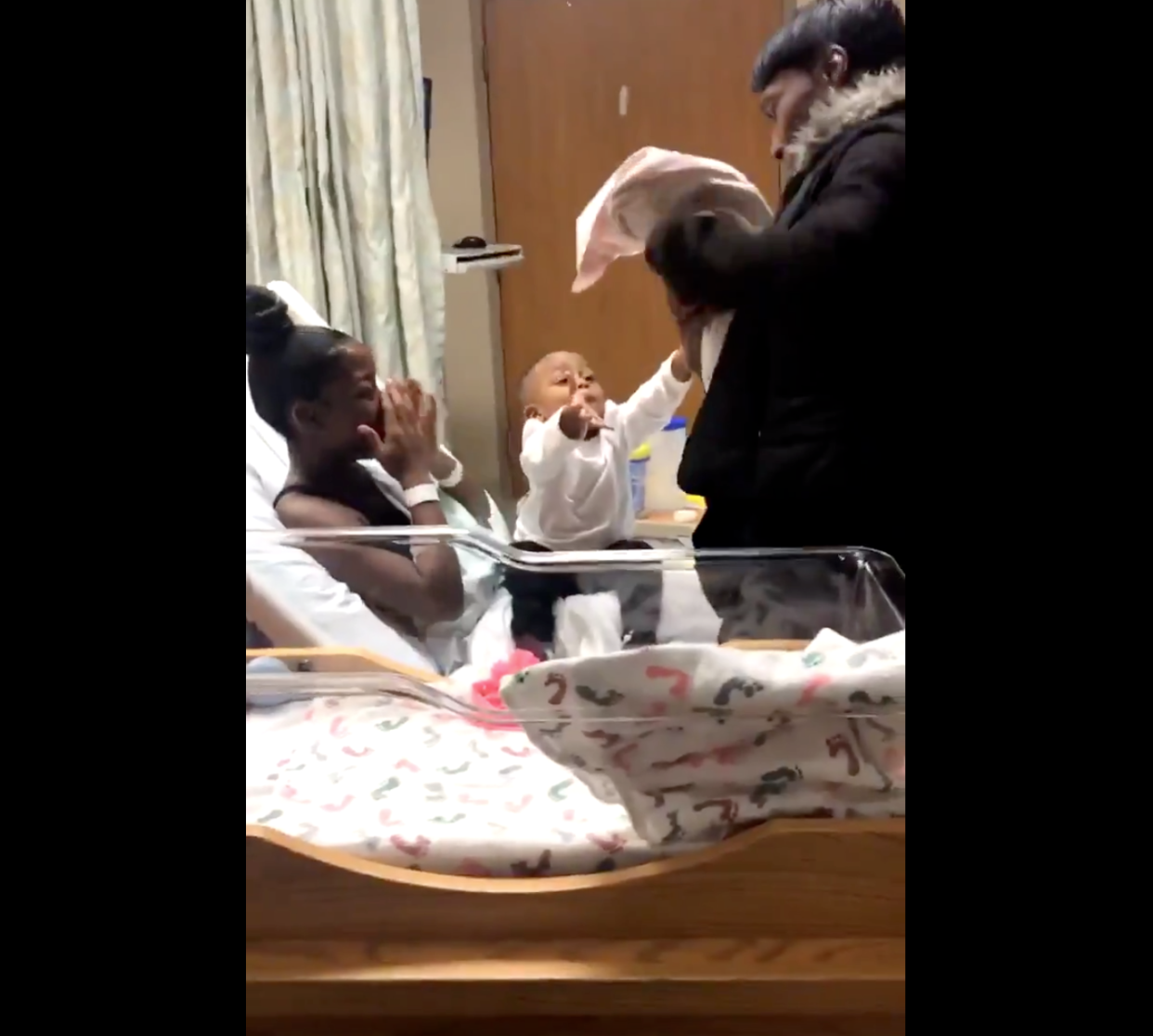 A viral video of a little boy meeting his baby sister for the first time is melting hearts. (Photo: Twitter/@JShavuee)