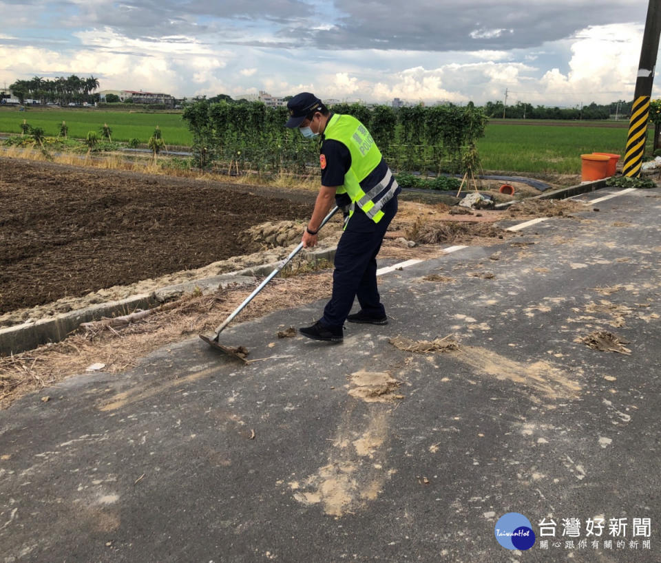 四維派出所警員鄒駿莛及時清除道路泥土，防止用路人發生事故／警方提供