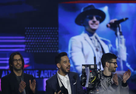 2017 American Music Awards – Show – Los Angeles, California, U.S., 19/11/2017 – (L-R) Rob Bourdon, Mike Shinoda, and Brad Delson of music group Linkin Park accept the Favorite Artist - Alternative Rock award. REUTERS/Mario Anzuoni