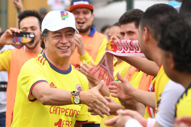 El candidato presidencial colombiano de izquierdas Gustavo Petro saluda a sus seguidores antes de un partido de fútbol amistoso en Bogotá, el 5 de junio de 2022.