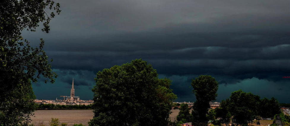 Les orages sont répartis sur une grande partie du pays.
