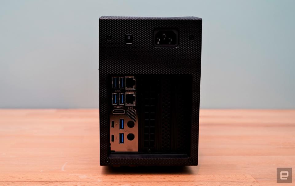 <p>Intel NUC 12 Extreme rear ports</p>
