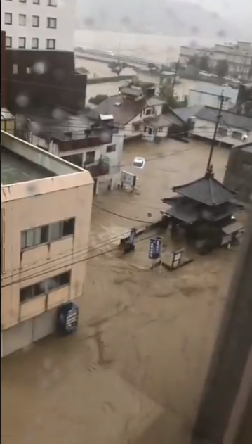 人吉市的球磨川潰堤，造成大範圍區域淹水。(圖為人吉市)   圖：擷取自推特