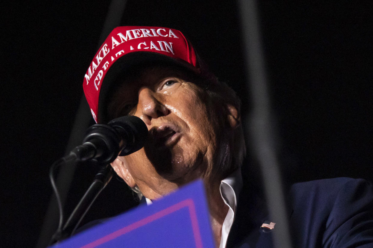 El expresidente Donald Trump durante un mitin de campaña en Doral, Florida, el martes. (Scott McIntyre/The New York Times)
