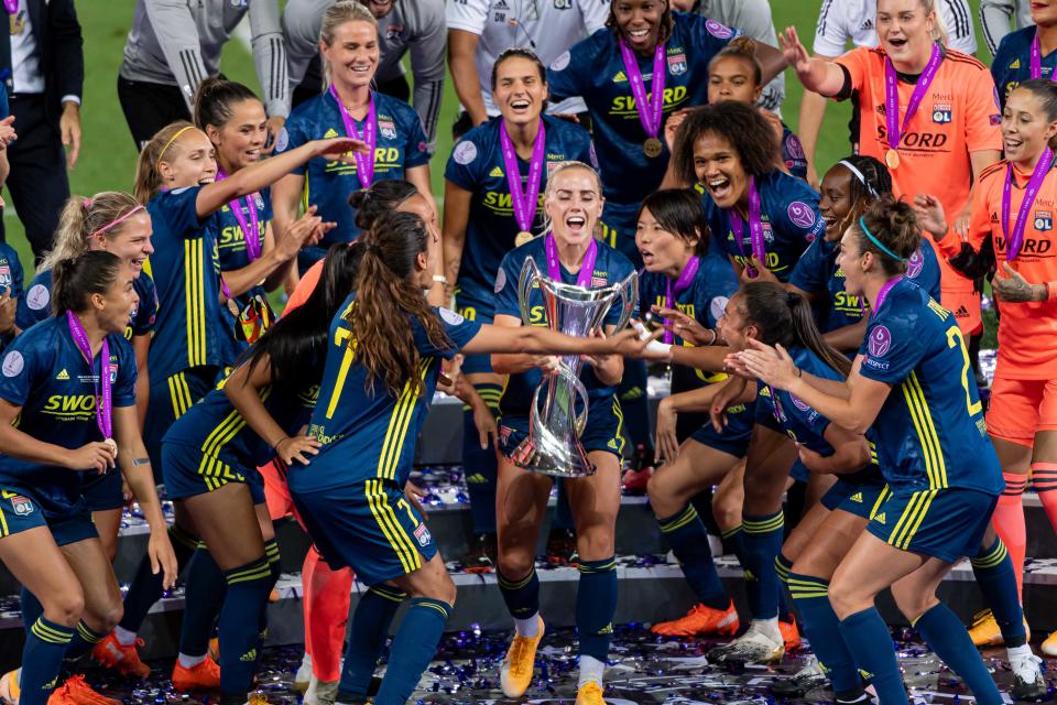 SAN SEBASTIAN, SPAIN - AUGUST 30: (BILD ZEITUNG OUT) Alex Greenwood of Olympique Lyon lifts the UEFA Women's Champions League Trophy after the victory of her team during the UEFA Women's Champions League Final between VfL Wolfsburg Women's and Olympique Lyonnais at Estadio Anoeta on August 30, 2020 in San Sebastian. (Photo by Alejandro Rios/DeFodi Images via Getty Images)