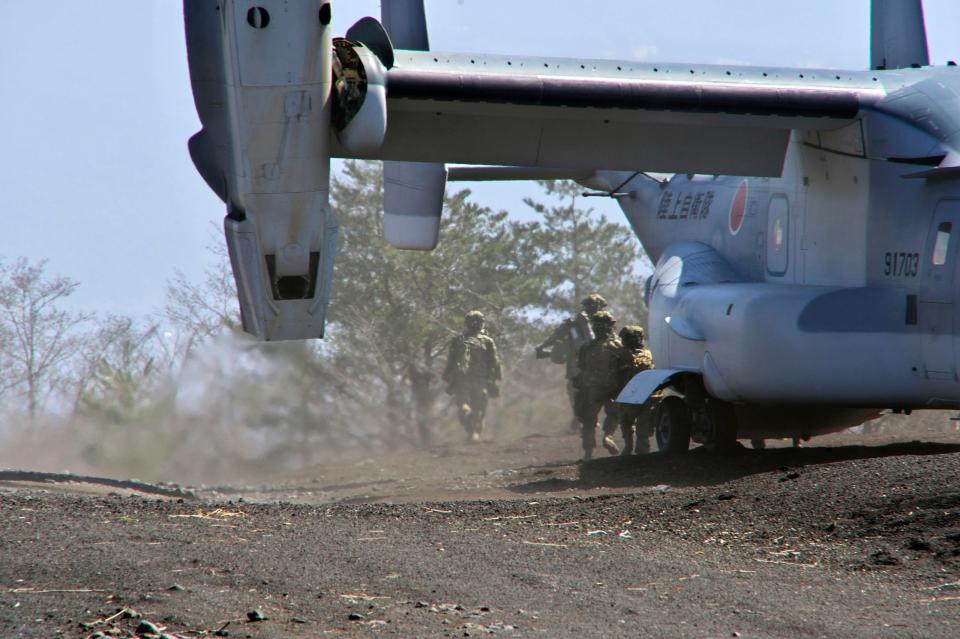 Ein Bell-Boeing V-22 Senkrechtstarter der japanischen Bodenselbstverteidigungsstreitkräfte bei seinem ersten Einsatz bei einer Militärübung des japanischen Heeres mit US-Marines auf dem Truppenübungsgelände Camp Fuji.