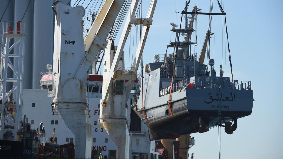 Ein Küstenschutzboot für Saudi-Arabien wird im Hafen Mukran in Mecklenburg-Vorpommern auf ein Transportschiff verladen. Foto: Stefan Sauer