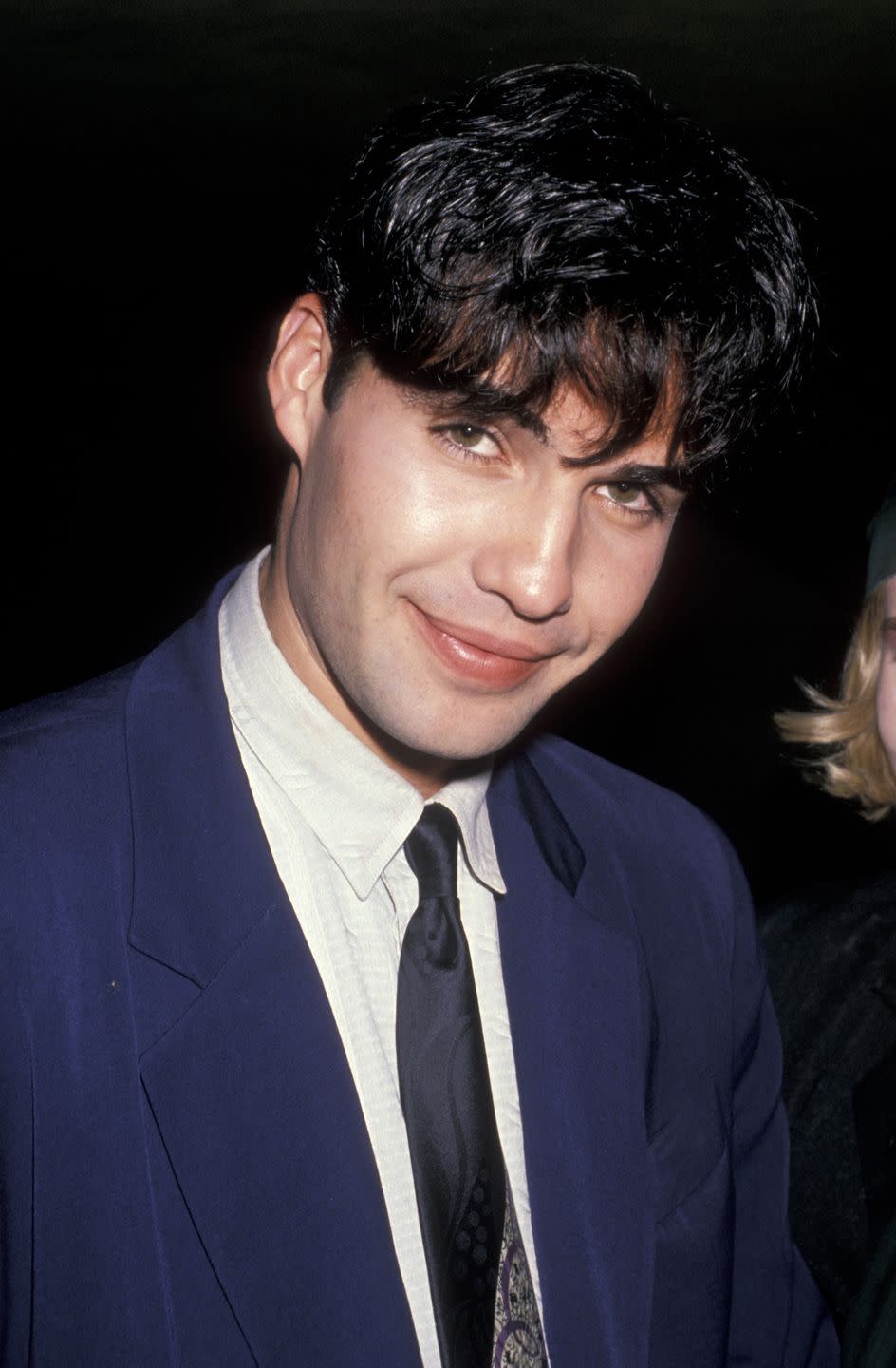<p>Who is that hiding behind those thick arched bangs? Yep, it's Billy Zane.</p>