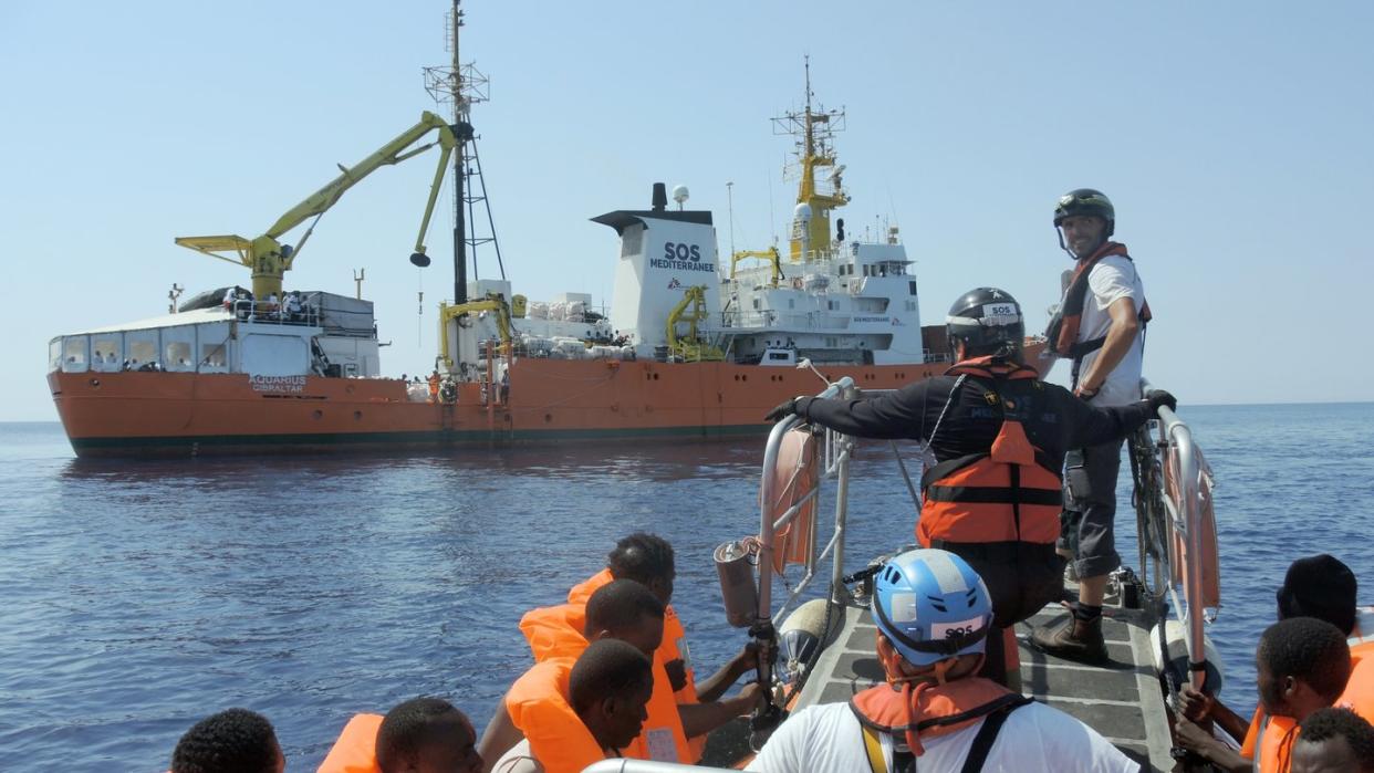 Gerettete Menschen werden an Bord der «Aquarius» gebracht. Foto: Lena Klimkeit