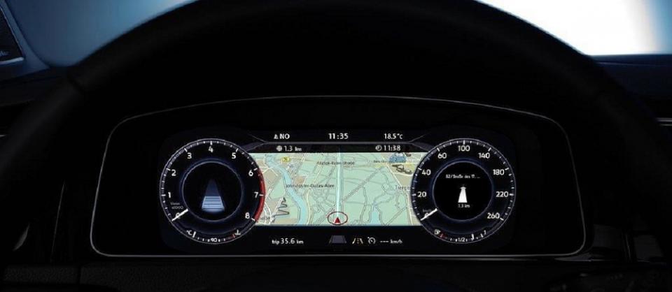 全數位式駕駛儀錶可由駕駛自定導航、節能等5種不同內容與顯示尺碼資訊，而置中銀幕可呈現3D立體式樣或動畫內容。