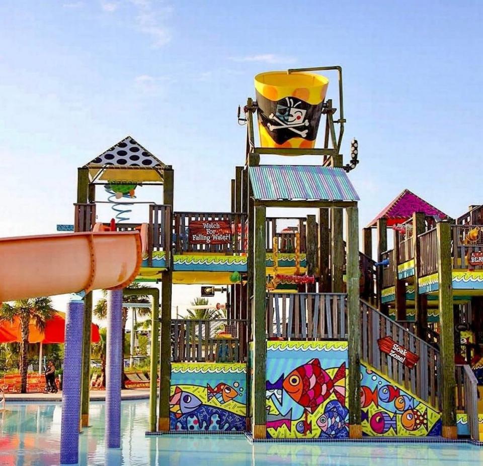 Grapeland Water Park, una atracción pública propiedad de la ciudad y operada por ella, que ofrece un río lento, algunas áreas de juegos, un área con temática de piratas y un parque acuático de naufragios.