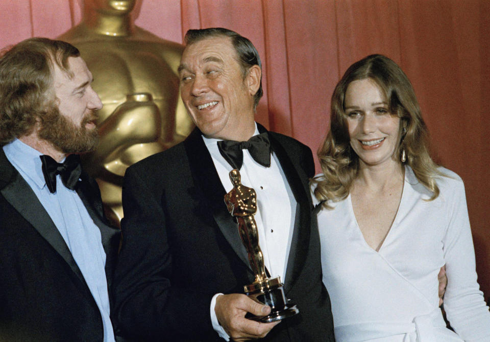 ARCHIVO - Ben Johnson, en el centro, ganador del Oscar al mejor actor de reparto, junto a Richard Harris y Sally Kellerman en la ceremonia de los Premios de la Academia el 27 de marzo de 1972 en el Dorothy Chandler Pavilion en Los Ángeles. Kellerman, la actriz nominada a un Oscar que interpretó a Margaret “Hot Lips” Houlihan en la película de 1970 “MASH” de Robert Altman, murió el jueves 24 de febrero de 2022 de insuficiencia cardíaca en su casa en Los Ángeles, dijo su manager y publicista, Alan Eichler. Tenía 84 años. (Foto AP, Archivo)